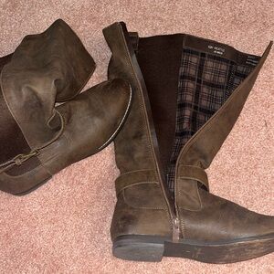 Brown leather flat boots with buckle